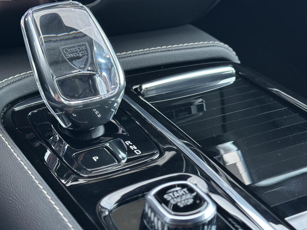 Volvo V60 2.0 T6 Plug-in hybrid AWD Plus Dark Adaptieve cruise control / BLIS / 360 camera / elektr. verst. Contourstoelen / stuur-,stoel-, voorruit verw. / Harman Kardon audio / Trekhaak / Keyless drive / All season banden