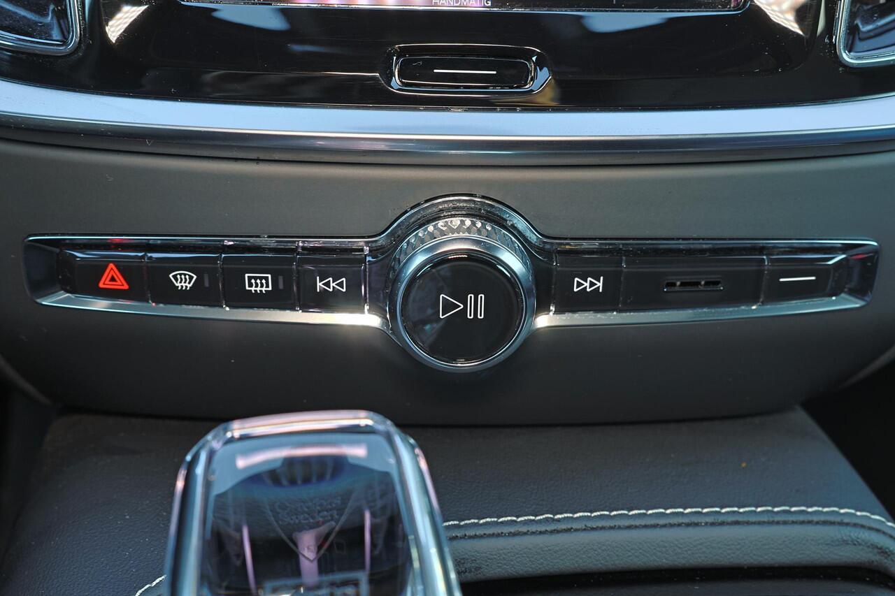 Volvo V60 T6 Recharge AWD Plus Dark - Panorama/schuifdak - IntelliSafe Assist & Surround - 360º Camera - Harman/Kardon audio - Adaptieve LED koplampen - Verwarmde voorstoelen, stuur & achterbank - Parkeersensoren voor & achter - Elektr. bedienb. voorstoelen met geh