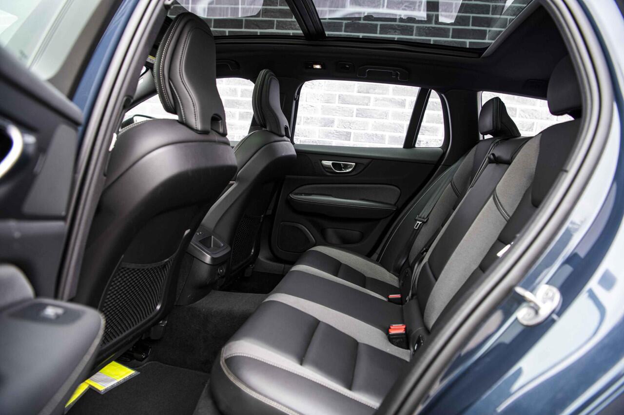 Volvo V60 2.0 B4 Plus Dark | Panorama Dak | Adaptieve cruise control | Elektrisch verstelbare voorstoelen | Stoel/stuur verwarming |