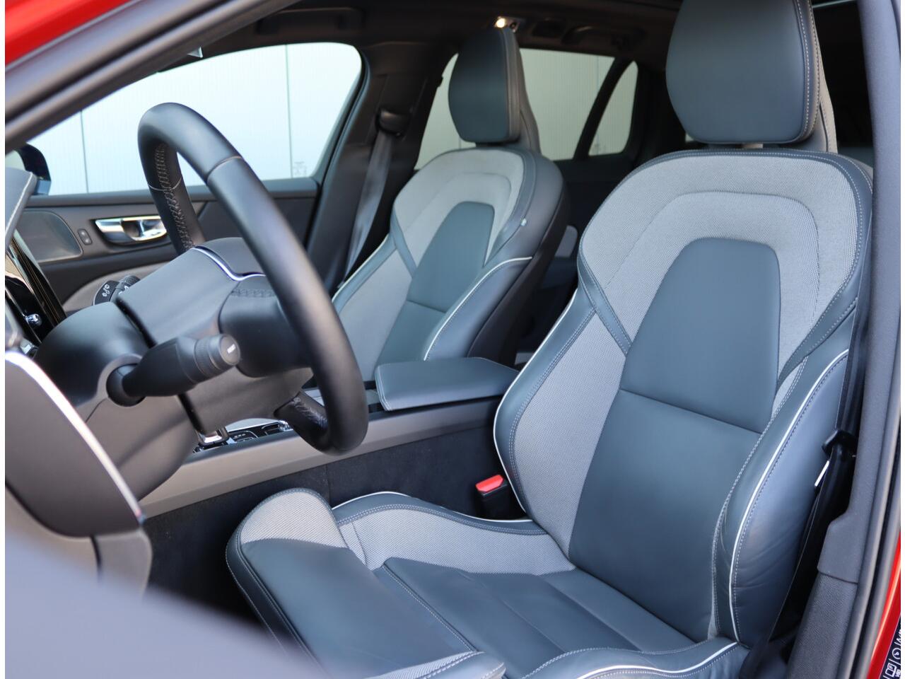 Volvo V60 2.0 B3 R-Design | 20" Polestar | Black optiek | Panoramadak | H&K | Trekhaak