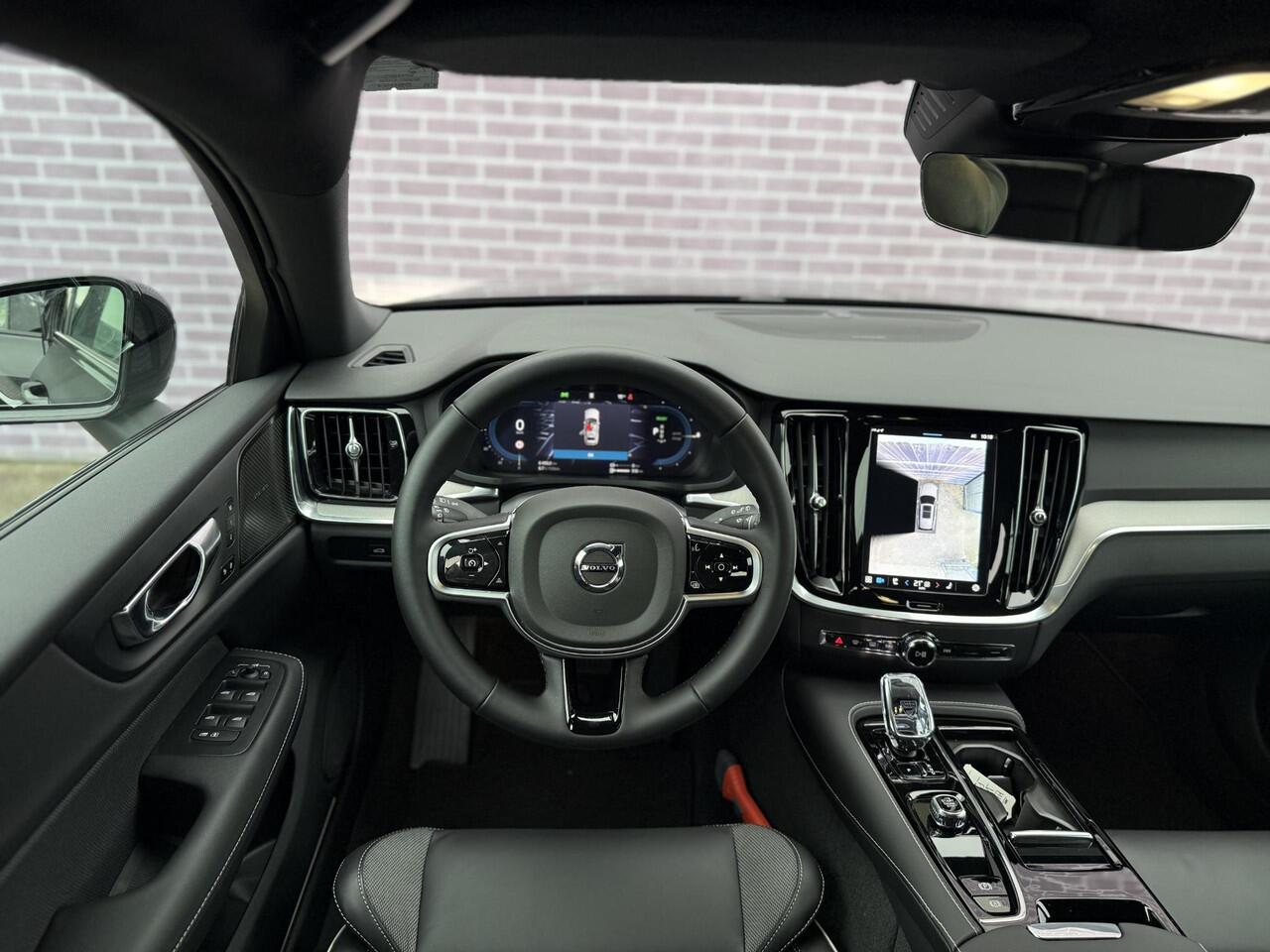 Volvo V60 2.0 T6 Plug-in hybrid AWD Plus Dark | 360° Camera | Stoel en stuurverwarming | Trekhaak | Adaptieve cruise control | Harman/Kardon audio | BLIS dodehoekdetectie |