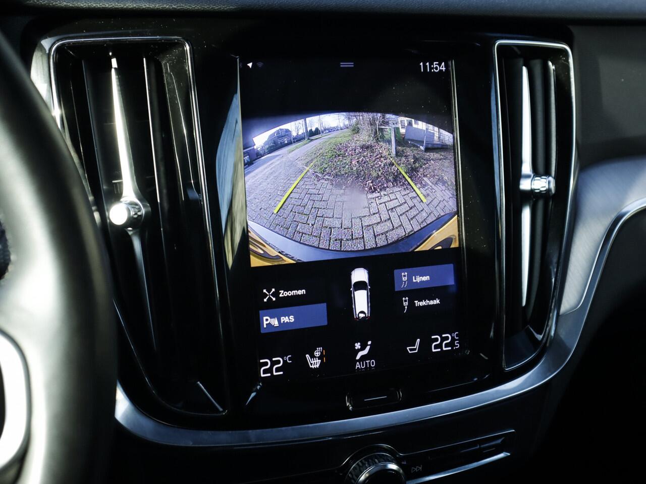 Volvo V60 2.0 B4 Momentum Business 2e-Eig. & Keurig-Onderh. BOVAG-Garantie. NL-Auto.