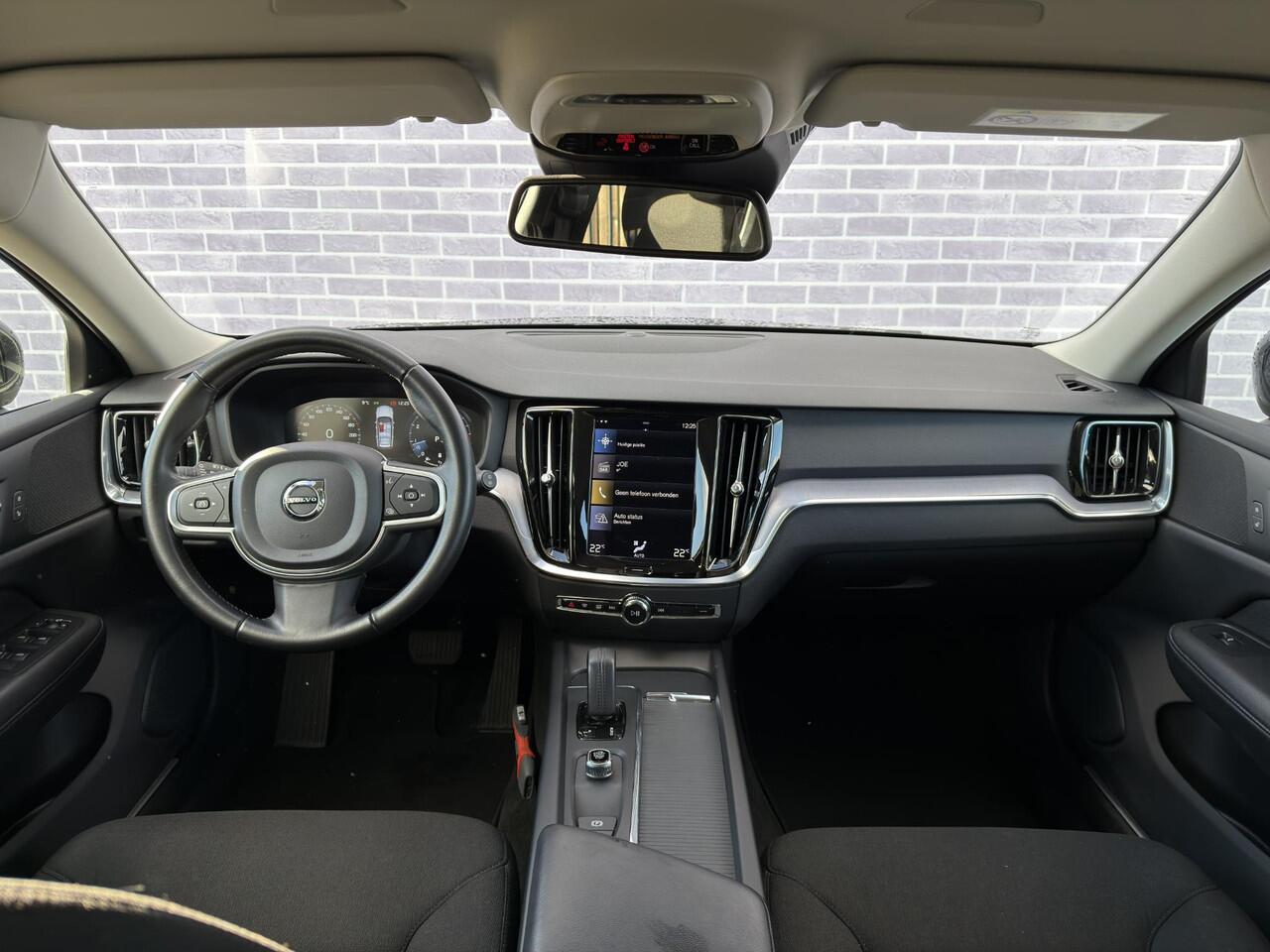 Volvo V60 2.0 B3 Momentum Advantage | Cruise Control | Navigatie | Apple CarPlay & Android Auto | Verwarmbare Voorruit | Parkeercamera |