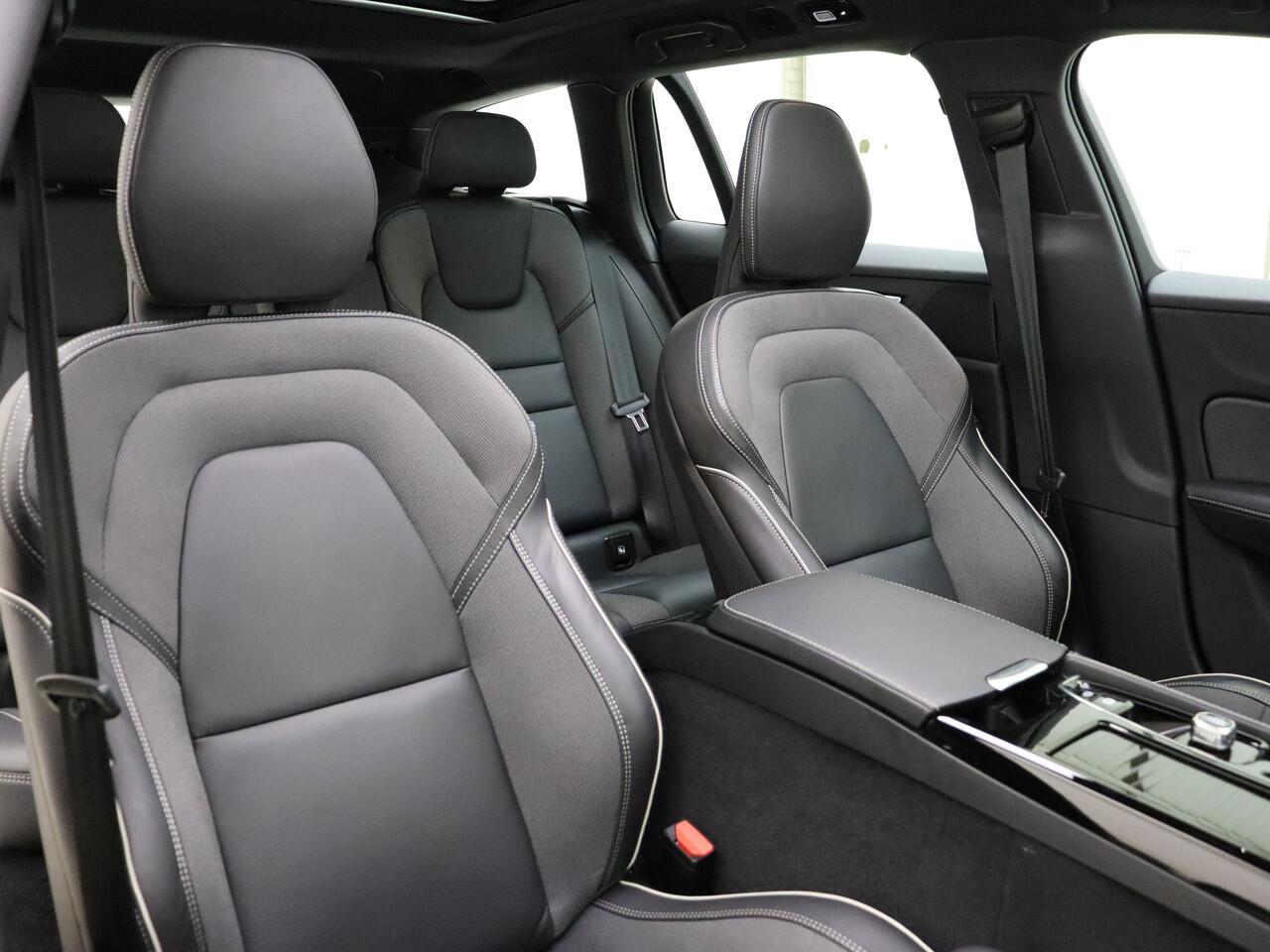 Volvo V60 T6 350pk AWD Plus Dark / Panorama dak / Contour stoelen / Camera rondom / Harman en Kardon audio / Trekhaak /