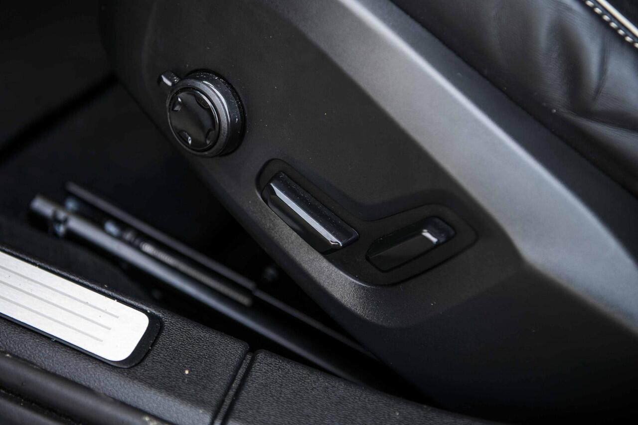 Volvo V60 2.0 T6 Plug-in hybrid AWD Plus Dark | Trekhaak | 360 Camera | Harman Kardon audio | Stoel- en stuurwielverwarming | Adaptive cruise control | Dode hoek detectie BLIS |