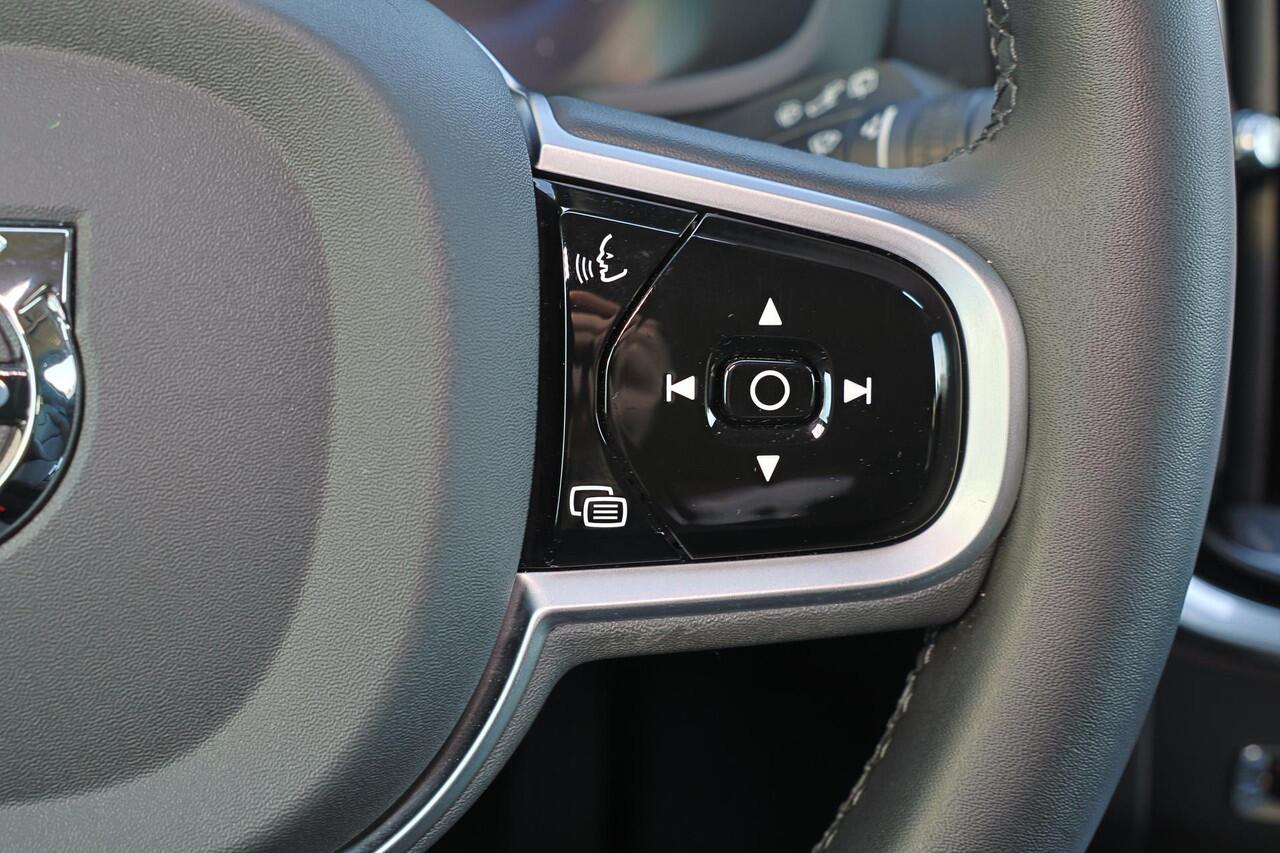 Volvo V60 T6 Recharge AWD Plus Dark - IntelliSafe Assist & Surround - 360º Camera - Harman/Kardon audio - Adaptieve LED koplampen - Verwarmde voorstoelen, stuur & achterbank - Parkeersensoren voor & achter - Elektr. bedienb. voorstoelen met geheugen - Extra getint 