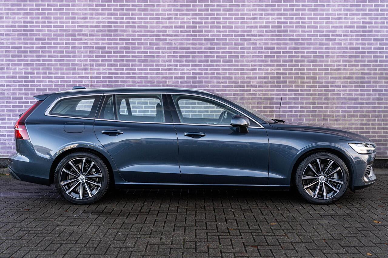 Volvo V60 2.0 T6 Plug-in hybrid AWD Essential Bright | Trekhaak | Stoel- / Stuurverwarming | Adaptive Cruise Control | Parkeercamera | Google | Carplay | Volvo On Call |