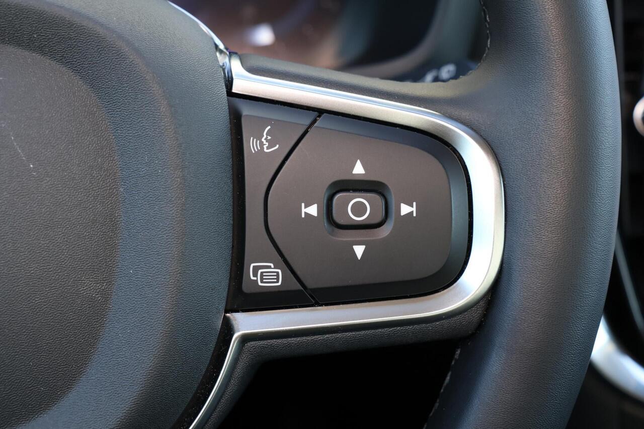 Volvo V60 B3 Essential Edition - IntelliSafe Assist & Surround - Parkeercamera achter - Verwarmde voorstoelen, stuur & achterbank - Parkeersensoren voor & achter - Draadloze tel. lader - High Performance audio - Elektr. inklapbare trekhaak - 18' LMV