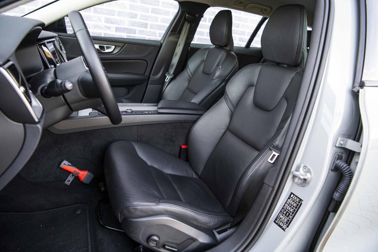 Volvo V60 2.0 B3 Essential Edition | Sport Pack | 19" Black Edition Velgen | Leder | Adaptieve Cruise Control | Stoelverwarming | Park Assist |