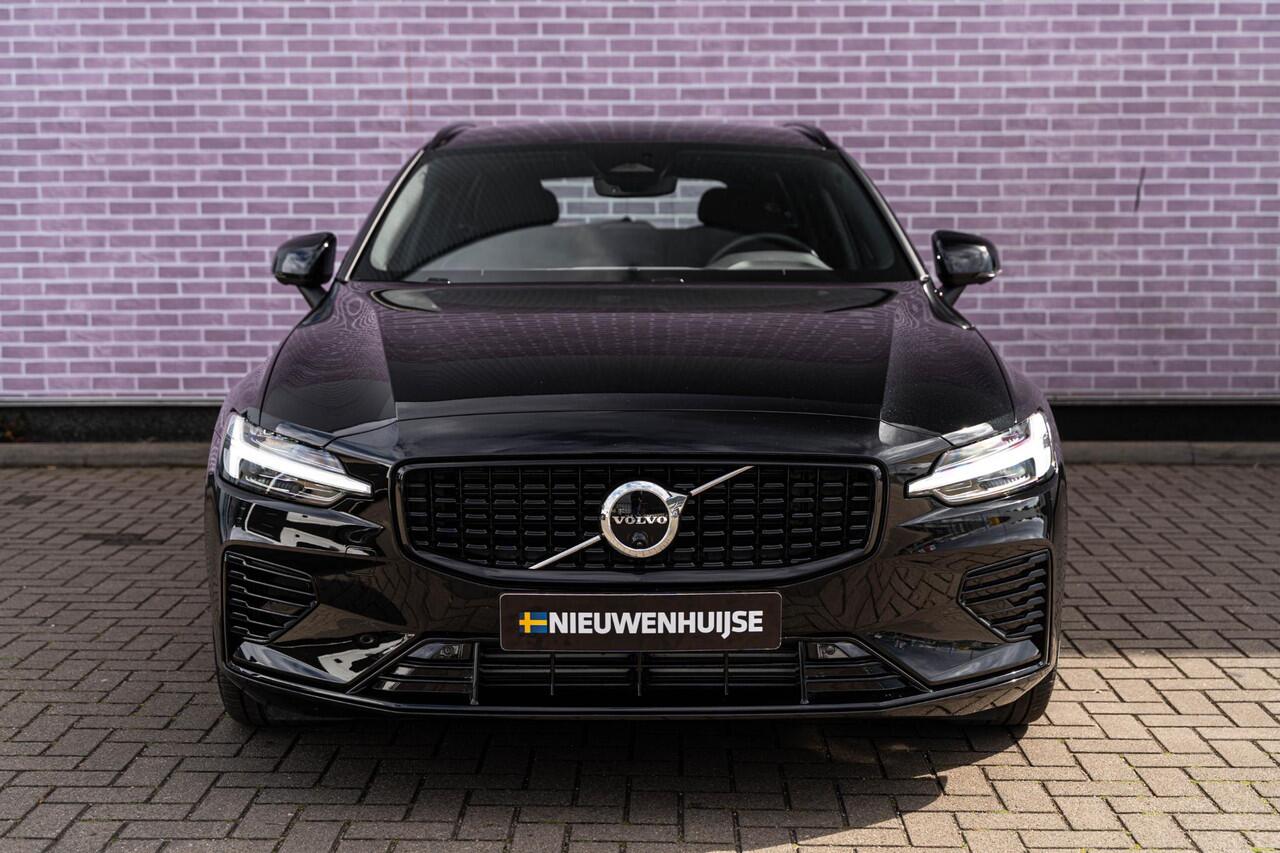 Volvo V60 2.0 T6 Plug-in hybrid AWD Plus Dark | Trekhaak | Harman Kardon | 360º Camera | Verwarmbare voorruit | Stoel- / Stuurverwarming Voor + Achter | Adaptive Cruise | Dodehoekdetectie | Verwarmbare voorruit | Power seats