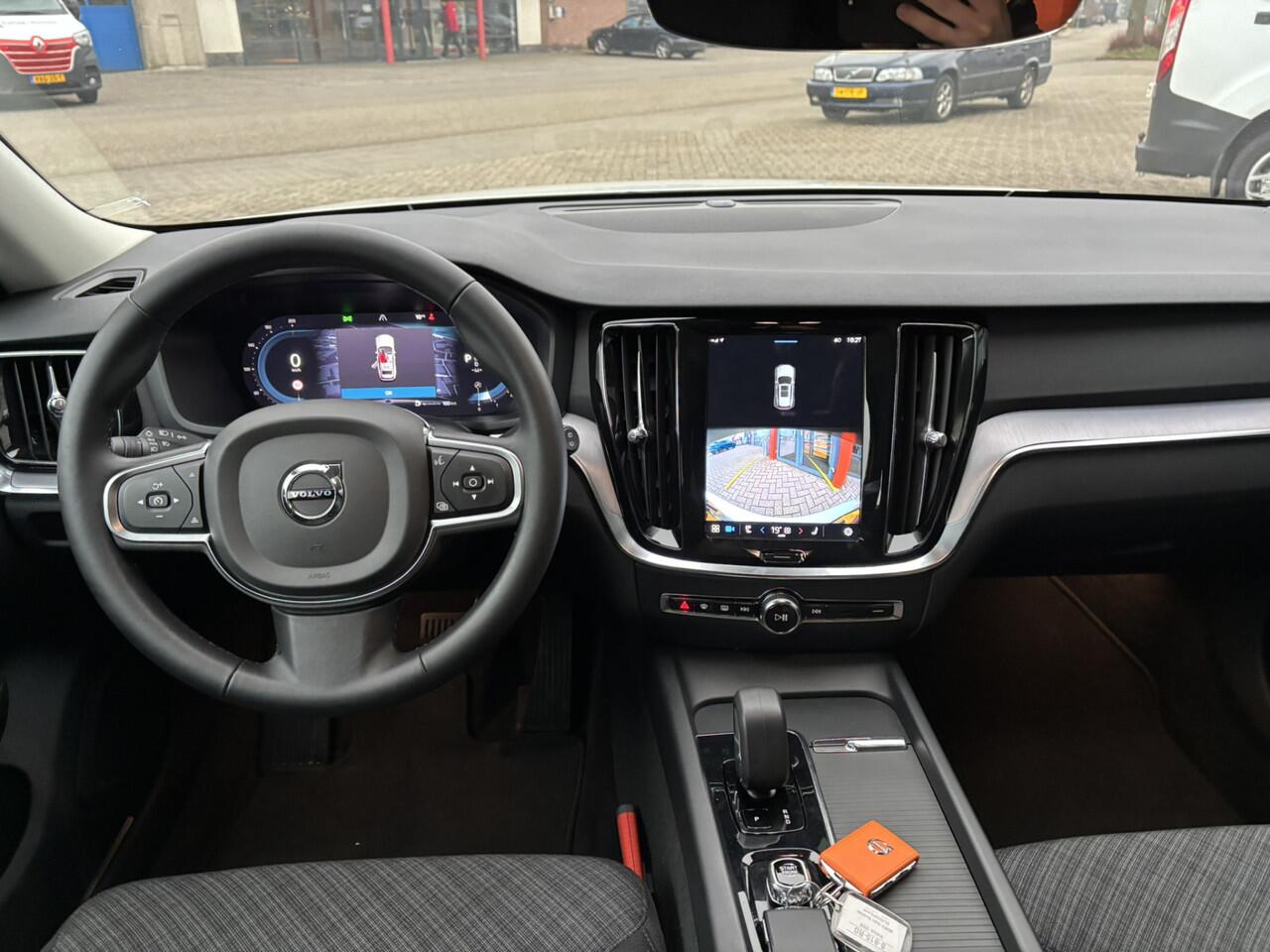 Volvo V60 2.0 B3 Core / NL Auto / Stoel & Stuurverwarming / Achterruitrijcamera / Googlemaps Navi /