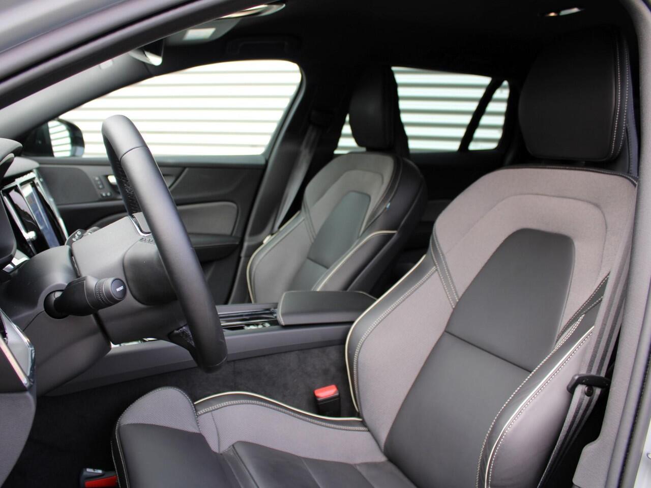 Volvo V60 T6 AWD Plug-in hybrid Plus Dark Automaat / Panoramadak / Trekhaak / 360* camera / Harman Kardon audio / Google Maps