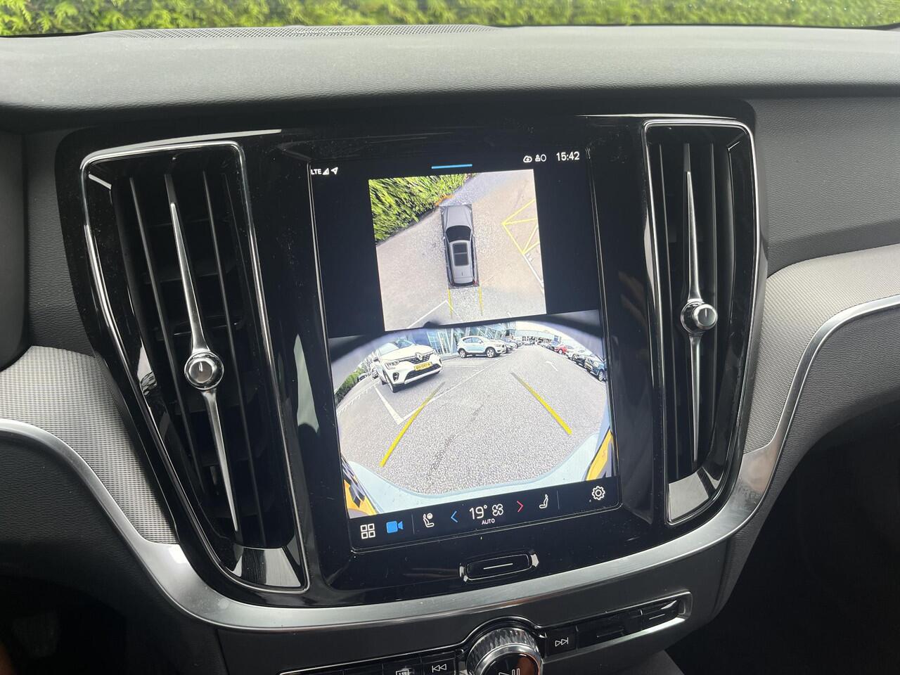 Volvo V60 T6 Plug-in hybrid AWD Plus Dark | Pilot Assist | Trekhaak | H&K Audio | 360 Camera