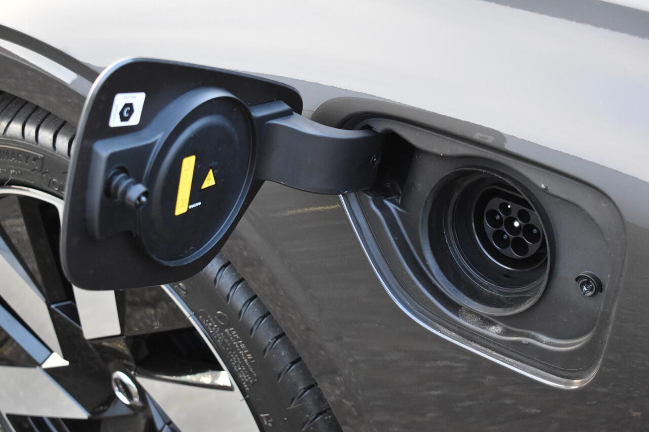 Volvo V60 T6 AWD 350PK Plug-in Hybrid Essential Edition | ¤3.000 Voordeel | Camera | 19"LMV | Stoel-stuur verwarming | Getint glas |