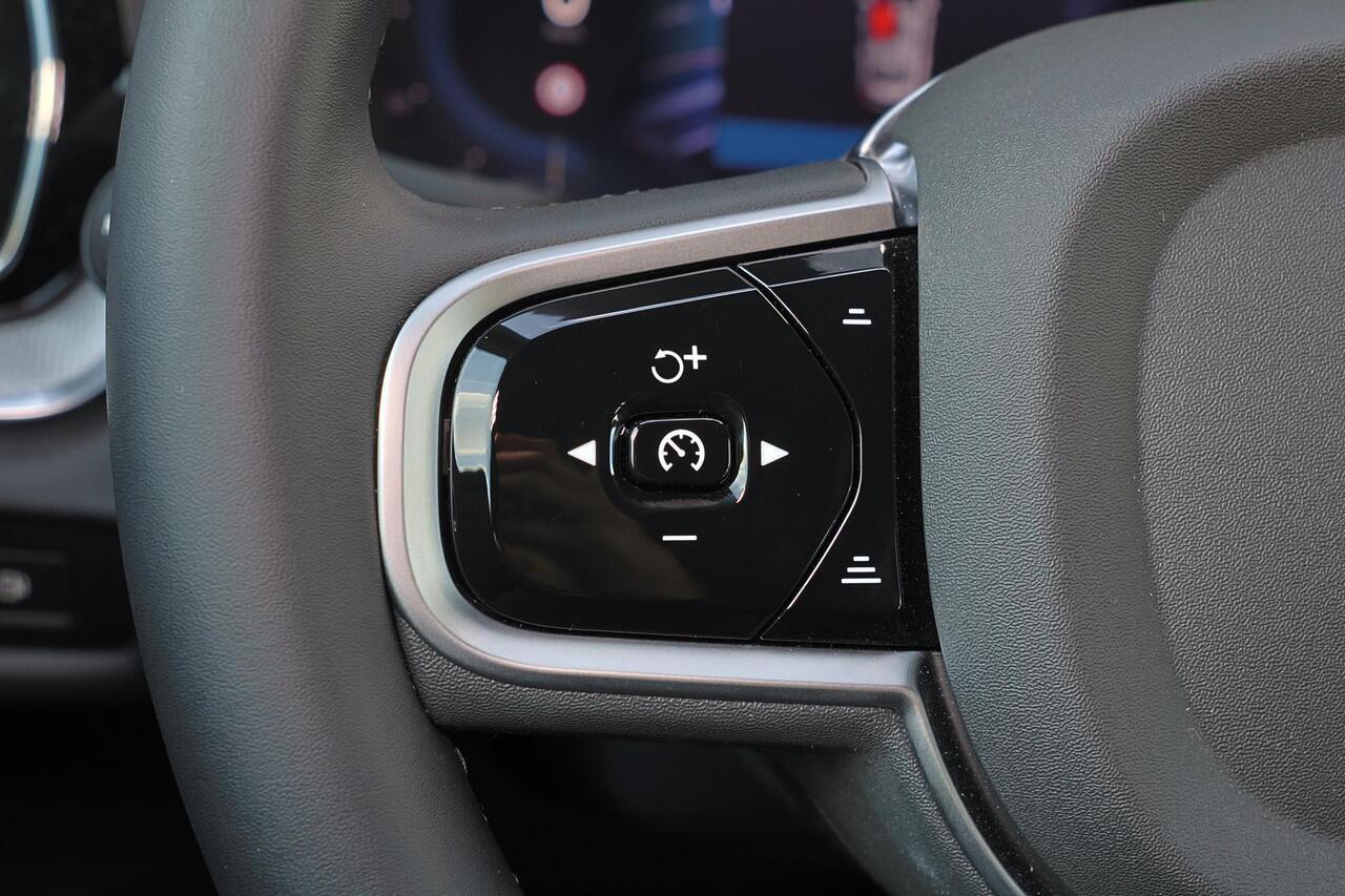 Volvo V60 T6 Recharge AWD Plus Dark - IntelliSafe Assist & Surround - 360º Camera - Harman/Kardon audio - Verwarmde voorstoelen, stuur & achterbank - Parkeersensoren voor & achter - Elektr. bedienb. voorstoelen met geheugen - Elektr. inklapbare trekhaak - 18' LMV