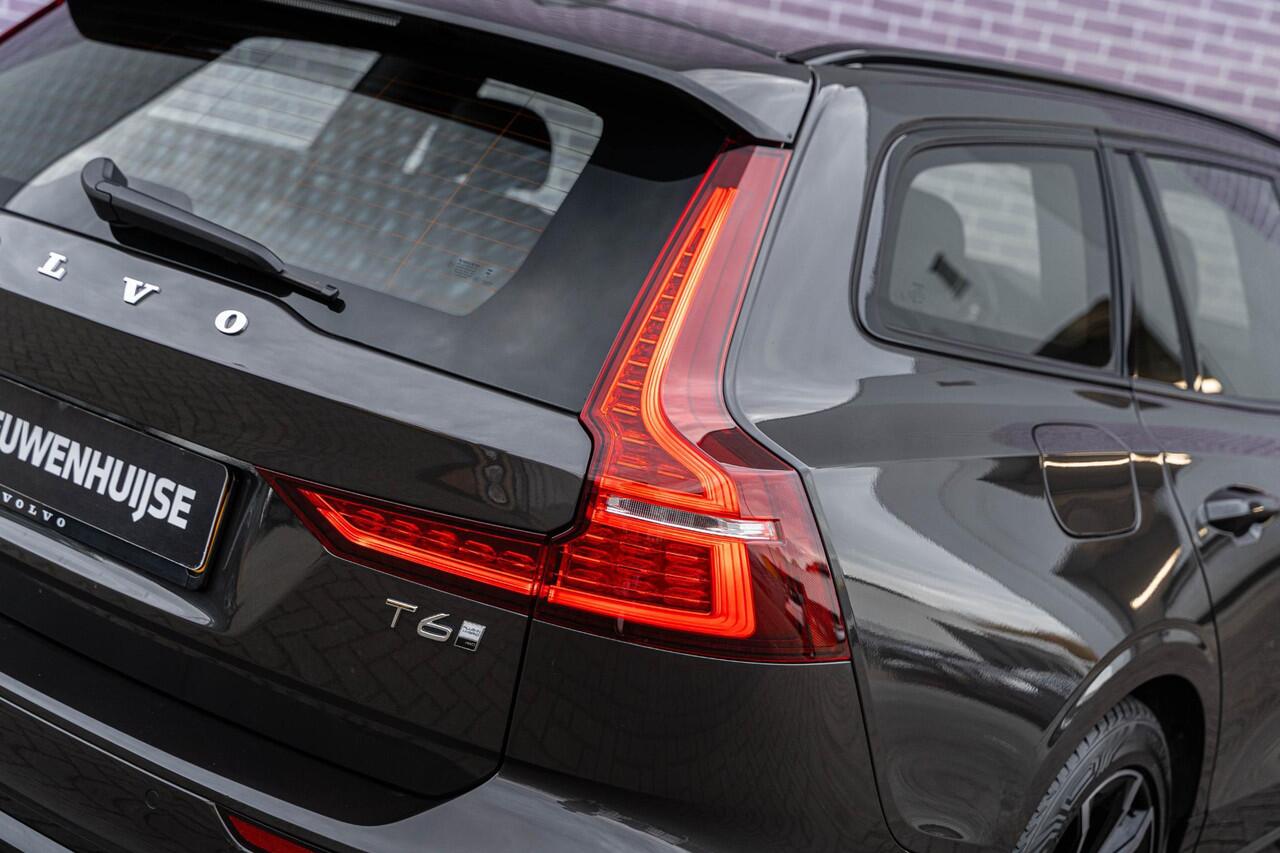 Volvo V60 2.0 T6 Plug-in hybrid AWD Plus Dark | Sportstoelen | Trekhaak | Harman Kardon Audio | 360 Camera | Stuur-/Stoelverwarming |