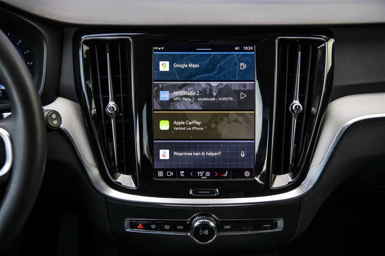 Volvo V60 2.0 B3 Essential Edition | Sport Pack | 19" Black Edition Velgen | Leder | Adaptieve Cruise Control | Stoelverwarming | Park Assist |