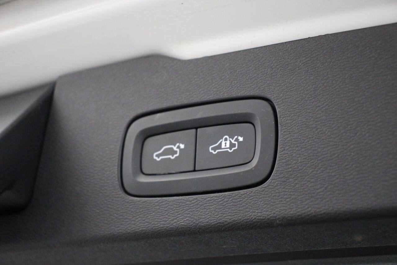 Volvo V60 2.0 B3 Momentum Business Automaat - Carplay, Digital Cockpit