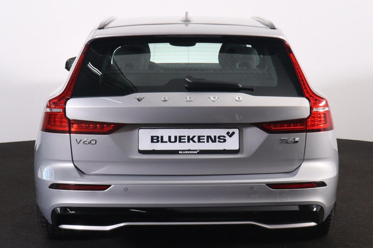 Volvo V60 T6 Recharge AWD Plus Dark - IntelliSafe Assist & Surround - 360º Camera - Harman/Kardon audio - Verwarmde voorstoelen, stuur & achterbank - Parkeersensoren voor & achter - Elektr. bedienb. voorstoelen met geheugen - Elektr. inklapbare trekhaak - 18' LMV