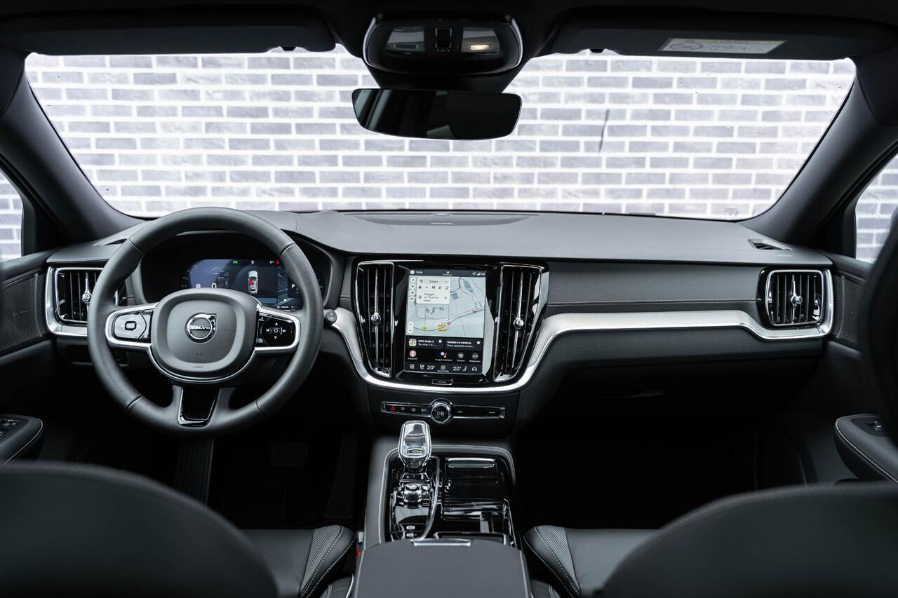 Volvo V60 T6 Plug-in hybrid AWD Ultra Dark | Google | Longe Range | Schuif-/Kanteldak | Lederen Bekleding | Head-Up Display | Getint Glas | Sportstoelen | Harman Kardon Audio | Memory | 19" LM