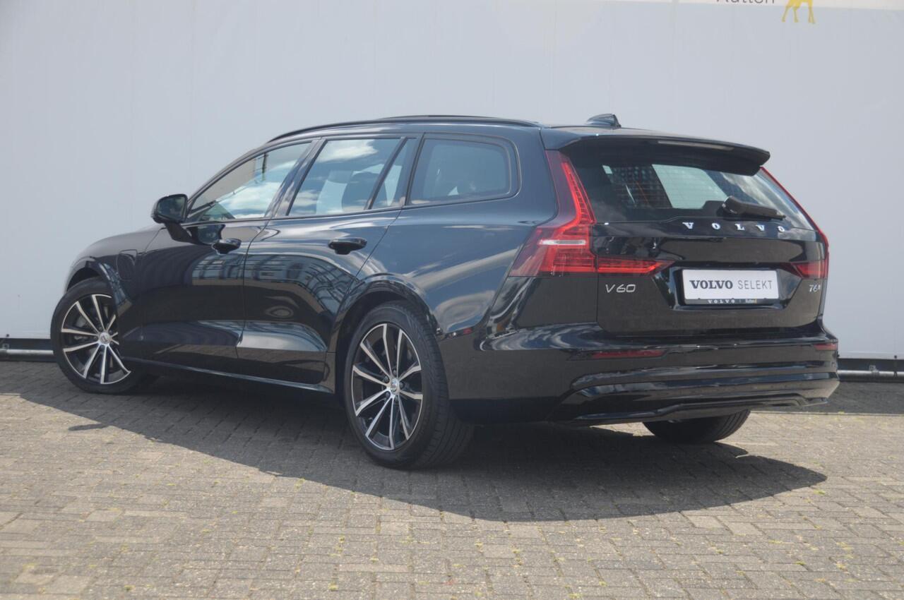 Volvo V60 T6 350PK Automaat Plug-in Hybrid AWD Plus Dark / Adaptive cruise control / Elektrische stoelen / Harman Kardon audio / Trekhaak / Pilot assist / BLIS / Stoel en stuur verwarming / Elektrische achterklep / Parkeersensoren met 360 camera / Google infotainme