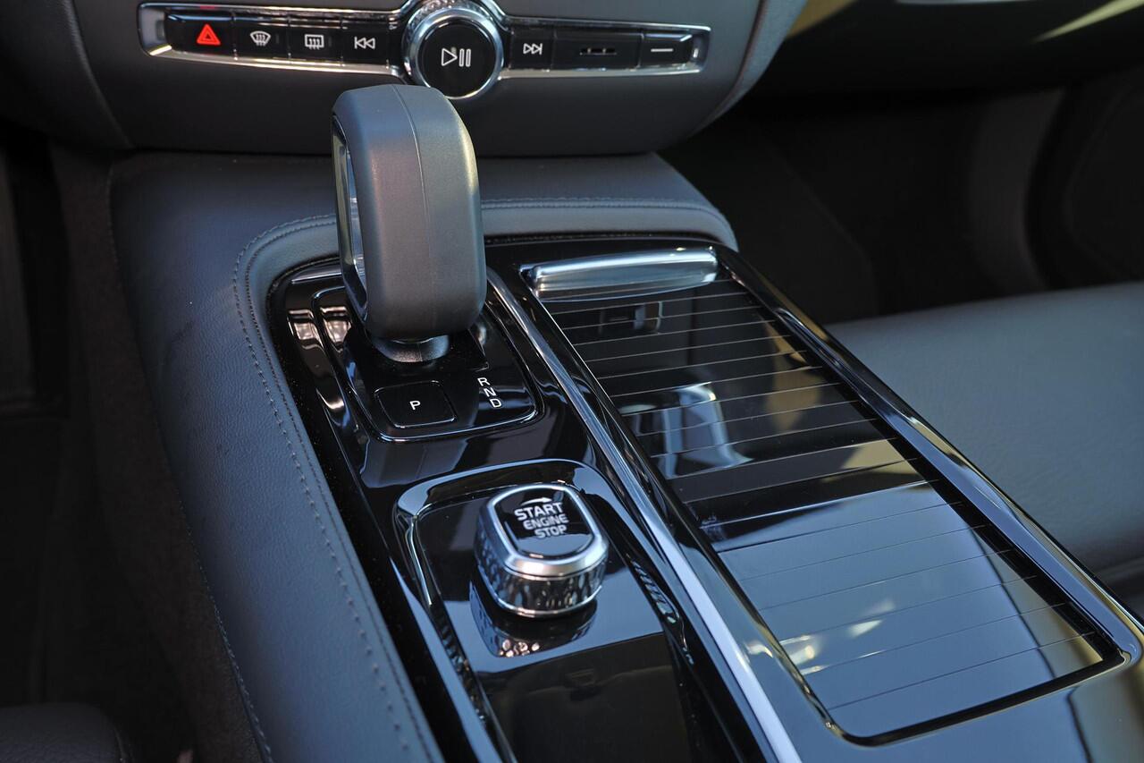 Volvo V60 T6 Recharge AWD Plus Dark - IntelliSafe Assist & Surround - 360º Camera - Harman/Kardon audio - Adaptieve LED koplampen - Verwarmde voorstoelen, stuur & achterbank - Parkeersensoren voor & achter - Elektr. bedienb. voorstoelen met geheugen - Head up displ