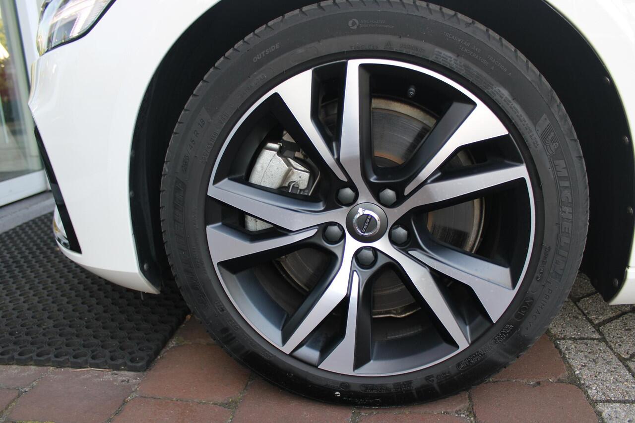 Volvo V60 2.0 T6 RECHARGE 340PK AWD R-DESIGN | ELEKTRISCH BEDIENBARE VOORSTOELEN MET GEHEUGEN OP BESTUURDERSSTOEL | 18" 5-Y SPAAKS MATT BLACK / DIAMOND CUT R-DESIGN WIELEN | HIGH PERFORMANCE SOUND HARMAN KARDON | ADAPTIVE CRUISE CONTROL | ACHTERUITRIJ CAMERA | GETI