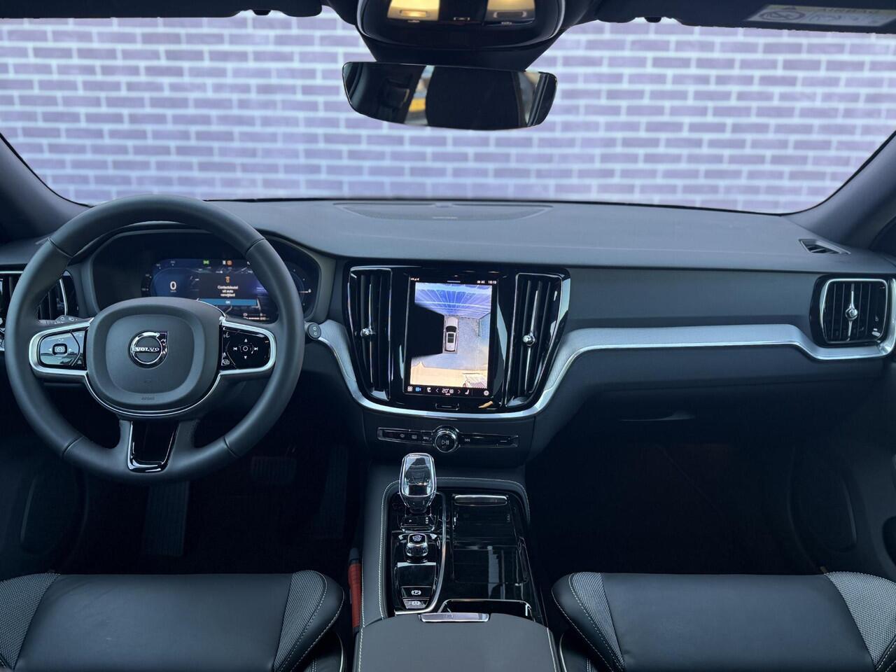 Volvo V60 2.0 T6 Plug-in hybrid AWD Plus Dark | 360° Camera | Stoel en stuurverwarming | Trekhaak | Adaptieve cruise control | Harman/Kardon audio | BLIS dodehoekdetectie |