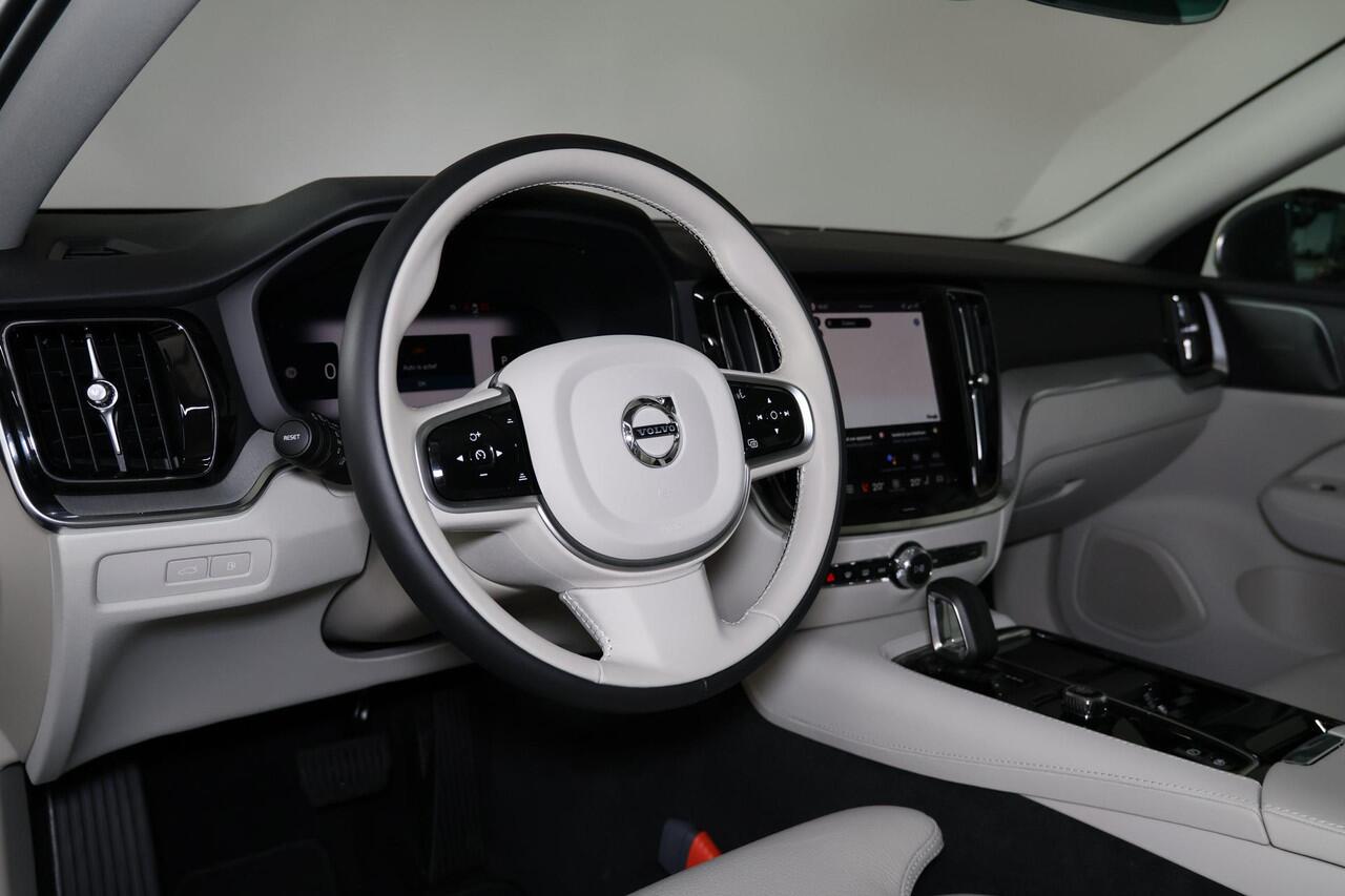 Volvo V60 T6 Recharge AWD Core - IntelliSafe Assist & Surround - 360º Camera - Harman/Kardon audio - Adaptieve LED koplampen - Verwarmde voorstoelen, stuur & achterbank - Parkeersensoren voor & achter - Elektr. bedienb. voorstoelen met geheugen - 19' LMV