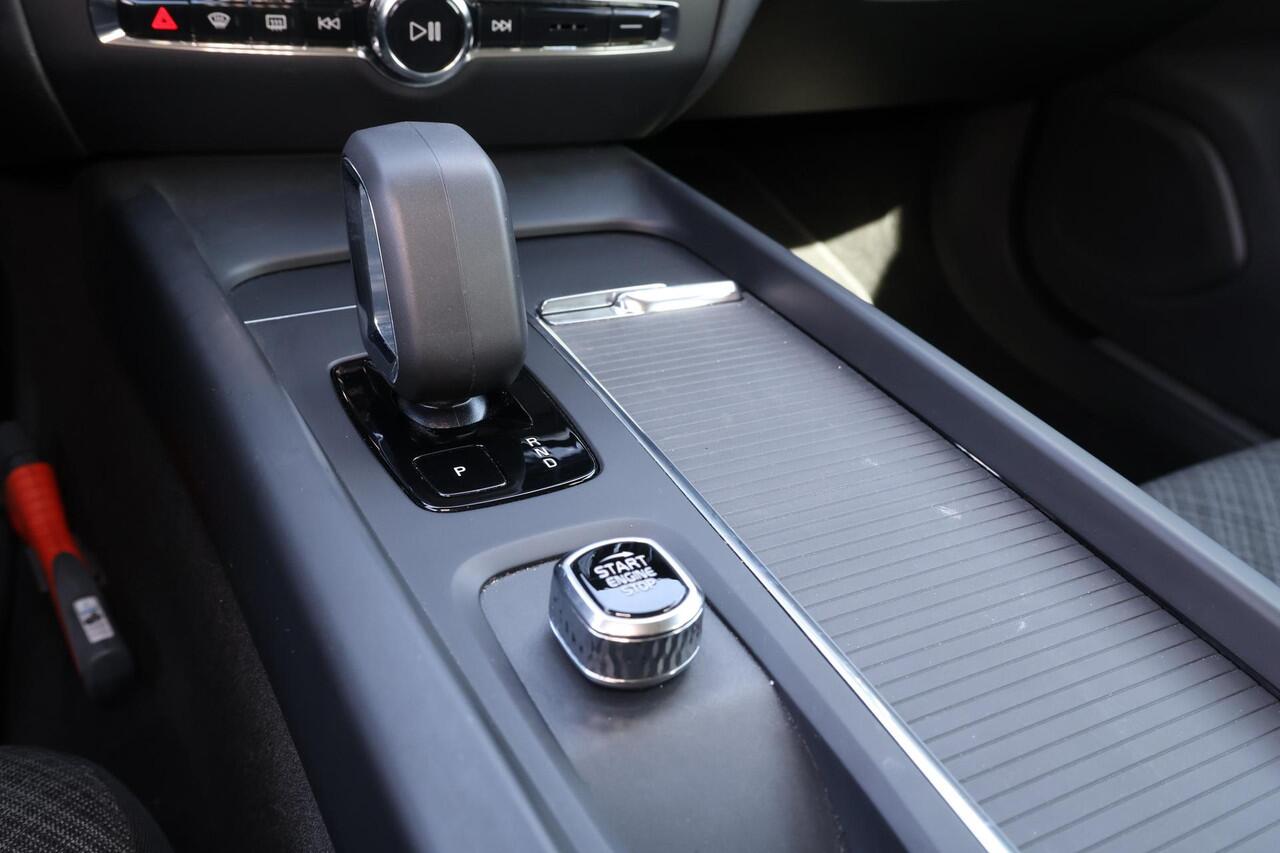 Volvo V60 B3 Essential Edition - IntelliSafe Assist & Surround - Parkeercamera achter - Verwarmde voorstoelen, stuur & achterbank - Parkeersensoren voor & achter - Draadloze tel. lader - High Performance audio - Elektr. inklapbare trekhaak - 18' LMV