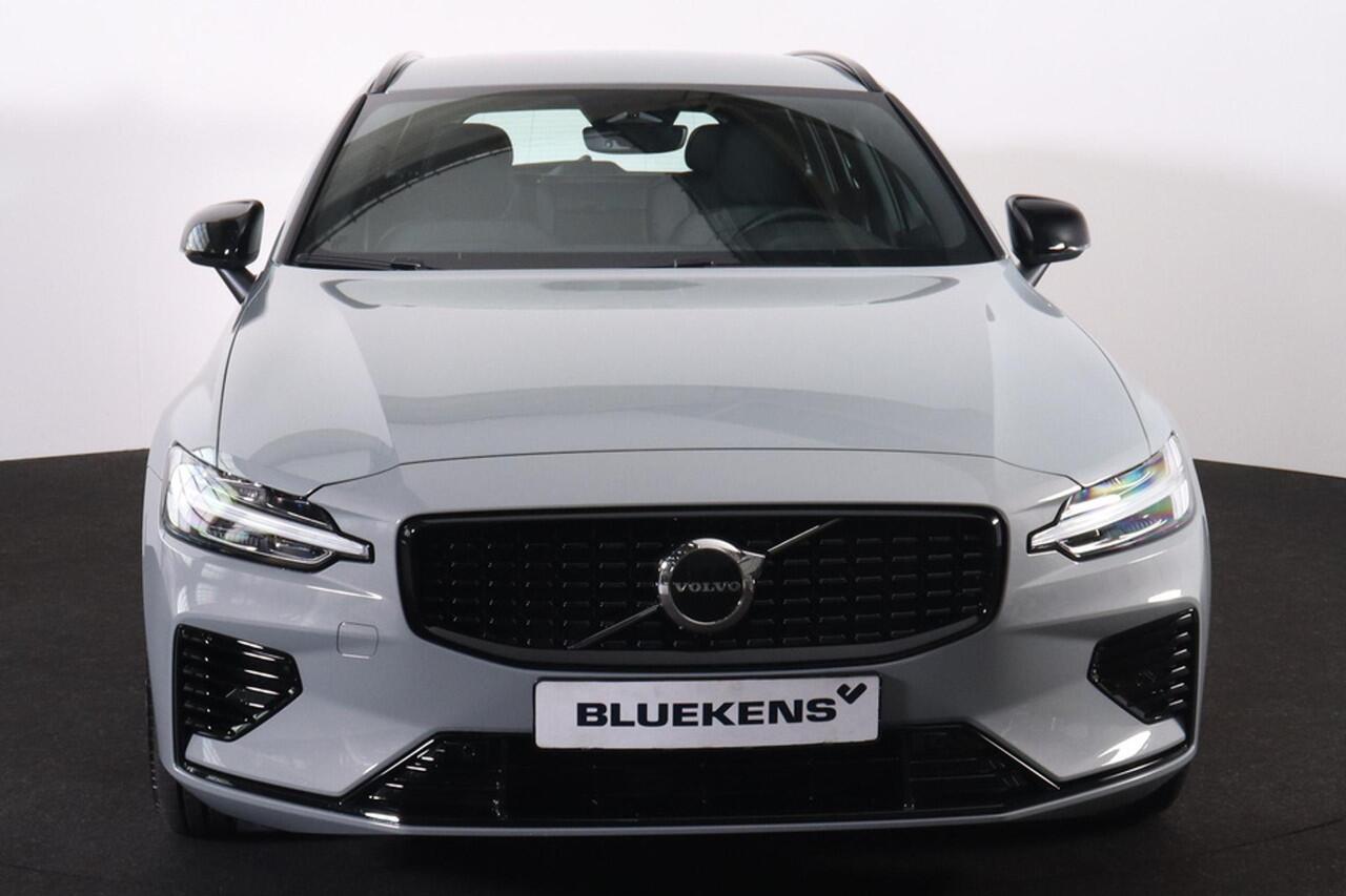 Volvo V60 T6 Plug-in hybrid AWD Plus Dark - IntelliSafe Assist & Surround - Parkeercamera achter - Verwarmde voorstoelen, stuur & achterbank - Parkeersensoren voor & achter - Elektr. bedienb. voorstoelen met geheugen - 19' LMV