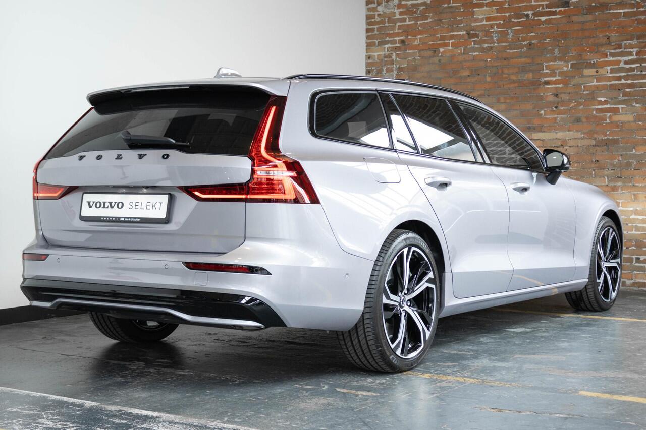 Volvo V60 T6 Plug-in hybrid AWD Plus Dark | Panorama Schuif/Kanteldak | 360° Parkeercamera | Head-Up Display | Stoelverwarming | Google Infotainment | Parkeersensoren voor + achter | 19 inch 5-Spaaks Black / Diamond Cut velgen | Longe Range |