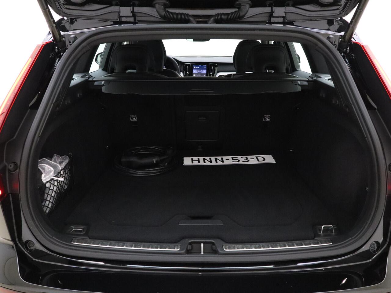 Volvo V60 T6 350pk AWD Plus Dark / Sportstoelen / 360 graden camera / Harman en Kardon audio / Trekhaak / Elektr stoelen / ACC