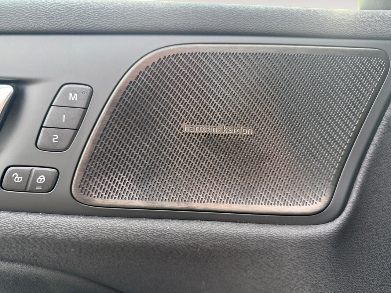 Volvo V60 2.0 T8 Plug-in hybrid AWD Plus Bright | Panoramadak | Head-up Display | Harman/Kardon Audio | Extra getint glas |