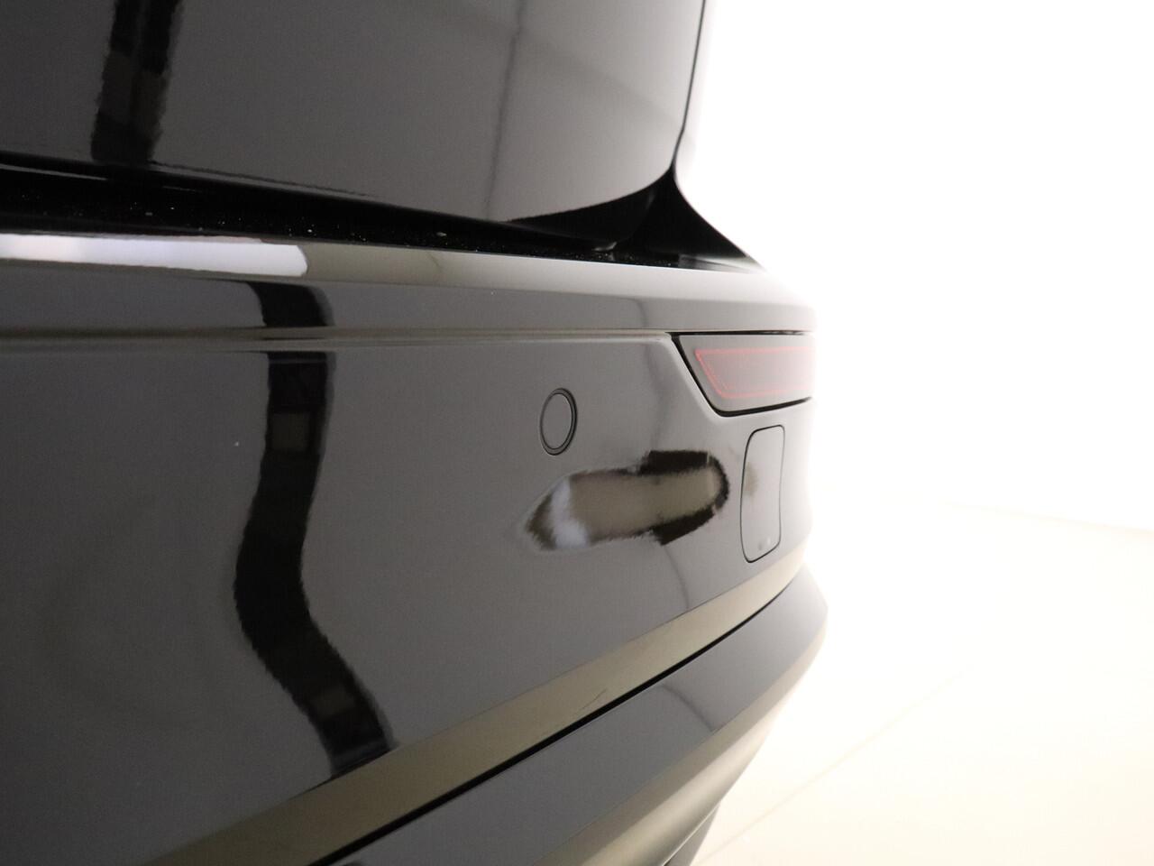 Volvo V60 T6 350pk AWD Plus Dark / Sportstoelen / 360 graden camera / Harman en Kardon audio / Trekhaak / Elektr stoelen / ACC