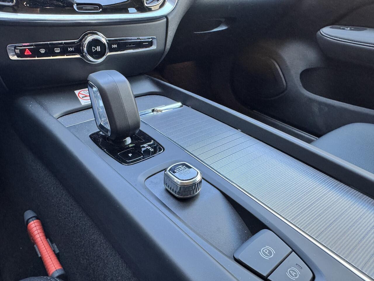 Volvo V60 2.0 B3 Automaat Essential Climate | Driver Assist | Driver Awareness | Park Assist | Leder