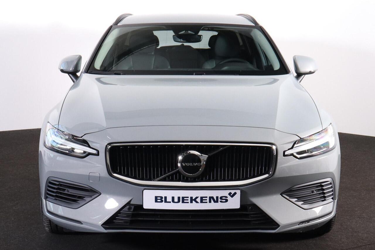 Volvo V60 T6 Recharge AWD Essential - IntelliSafe Assist & Surround - Parkeercamera achter - Verwarmde voorstoelen, stuur & achterbank - Parkeersensoren voor & achter - Extra getint glas - 18' LMV