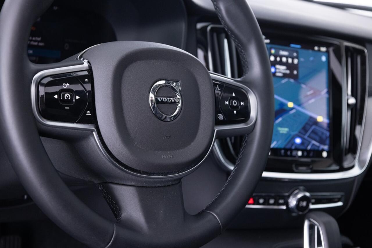 Volvo V60 2.0 T8 Plug-in hybrid AWD Ultra Dark | PANORAMADAK | Trekhaak ? 1e Eigenaar