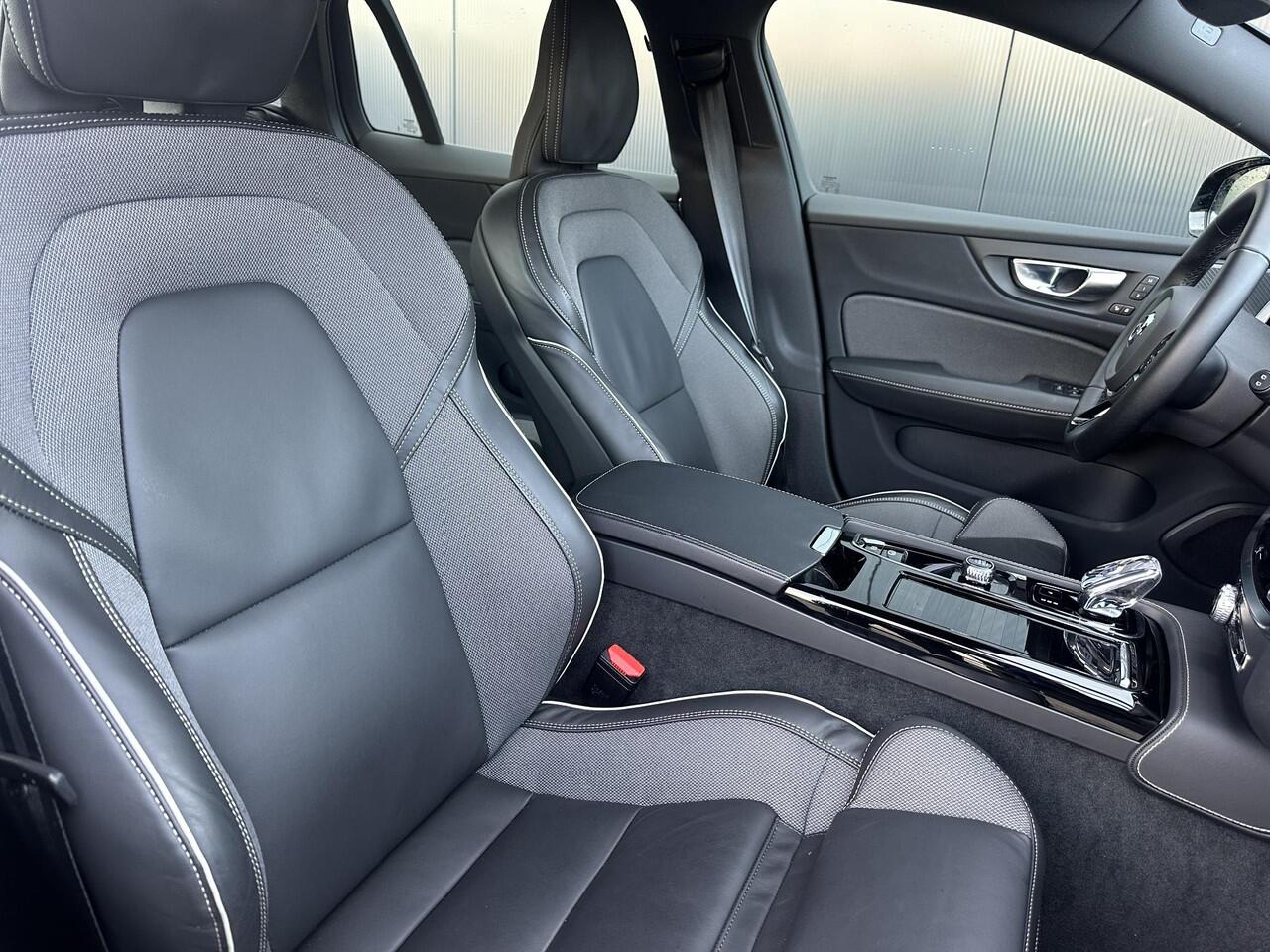 Volvo V60 2.0 T6 Plug-in hybrid AWD Plus Dark Adaptieve cruise control / BLIS / 360 camera / elektr. verst. Contourstoelen / stuur-,stoel-, voorruit verw. / Harman Kardon audio / Trekhaak / Keyless drive / All season banden