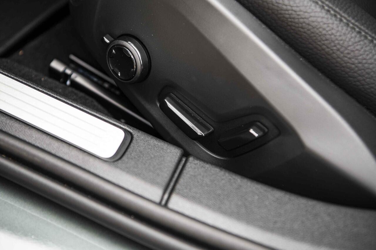 Volvo V60 2.0 T6 Plug-in hybrid AWD Plus Bright | Panoramadak | Adaptieve Cruise Control | Head Up Display | Forest Lake | Donker Glas | 360 Camera | 19" |