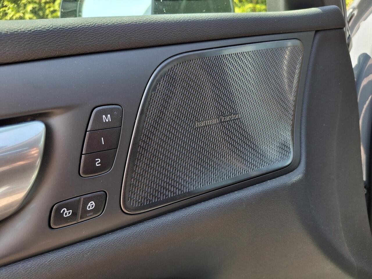 Volvo V60 B3 Ultimate Dark | H&K Audio | Pilot assist | Demo | Vraag naar de actuele tellerstand