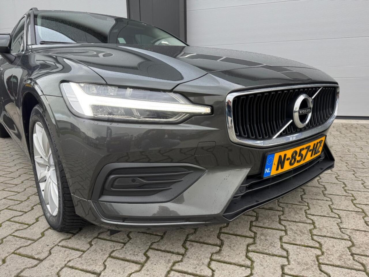 Volvo V60 2.0 B3 MILD-HYBRIDE / MOMENTUM BUSINESS / Automaat / Apple CarPlay en smartphone-integratie.