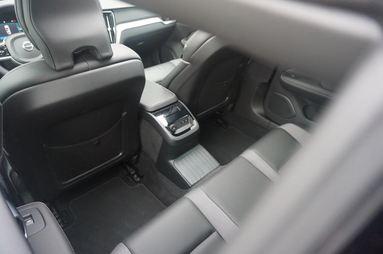 Volvo V60 PHEV T6 AWD ULTRA DARK SCHUIFDAK | WINTERPACK | H&K AUDIO | LUXE