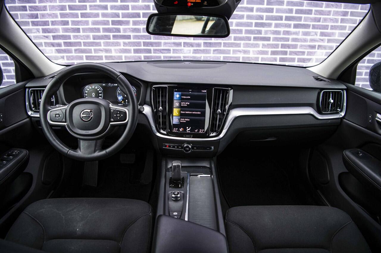 Volvo V60 2.0 B3 Momentum Advantage | Parkeer Camera | 17" Lichtmetalen Velgen | Stoel en Stuurverwarming | Parkeersensoren Voor en Achter |