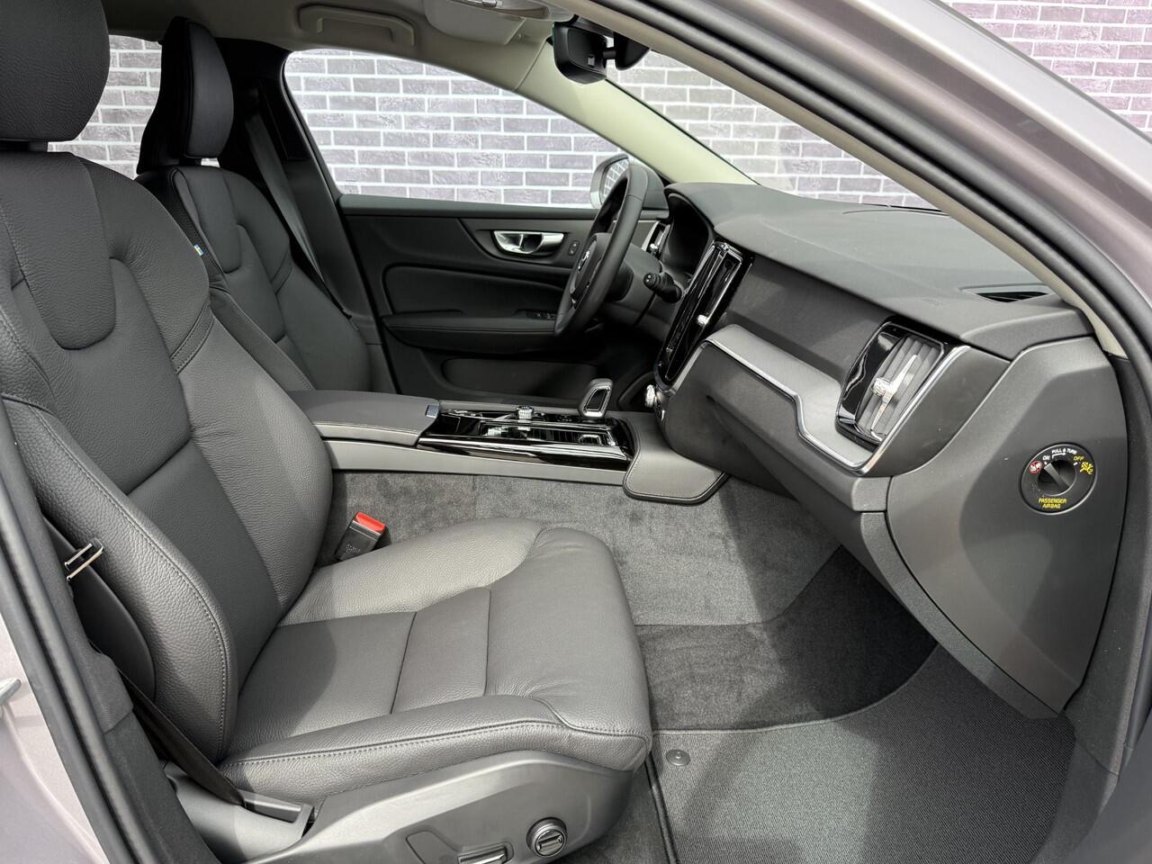 Volvo V60 2.0 T6 Plug-in hybrid AWD Essential | Black Pack | MJ 2026 | Leder | Blis | Adaptieve Cruise controle | 19" | Stuur + Stoelverwarming | Google | Camera | Getint glas |