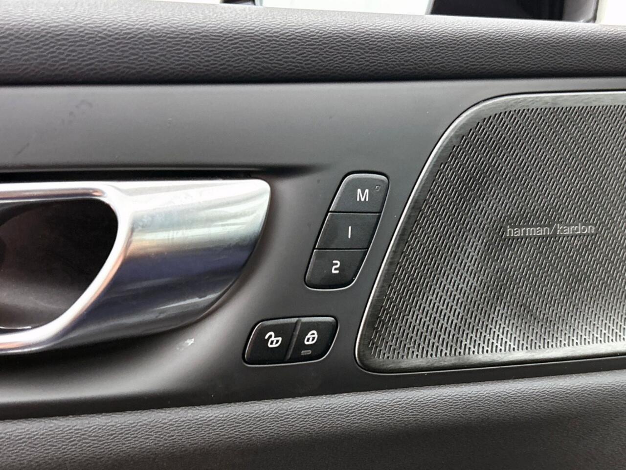 Volvo V60 2.0 T6 Plus Dark | Trekhaak | Sport Leder | 360* | Blis | Pilot