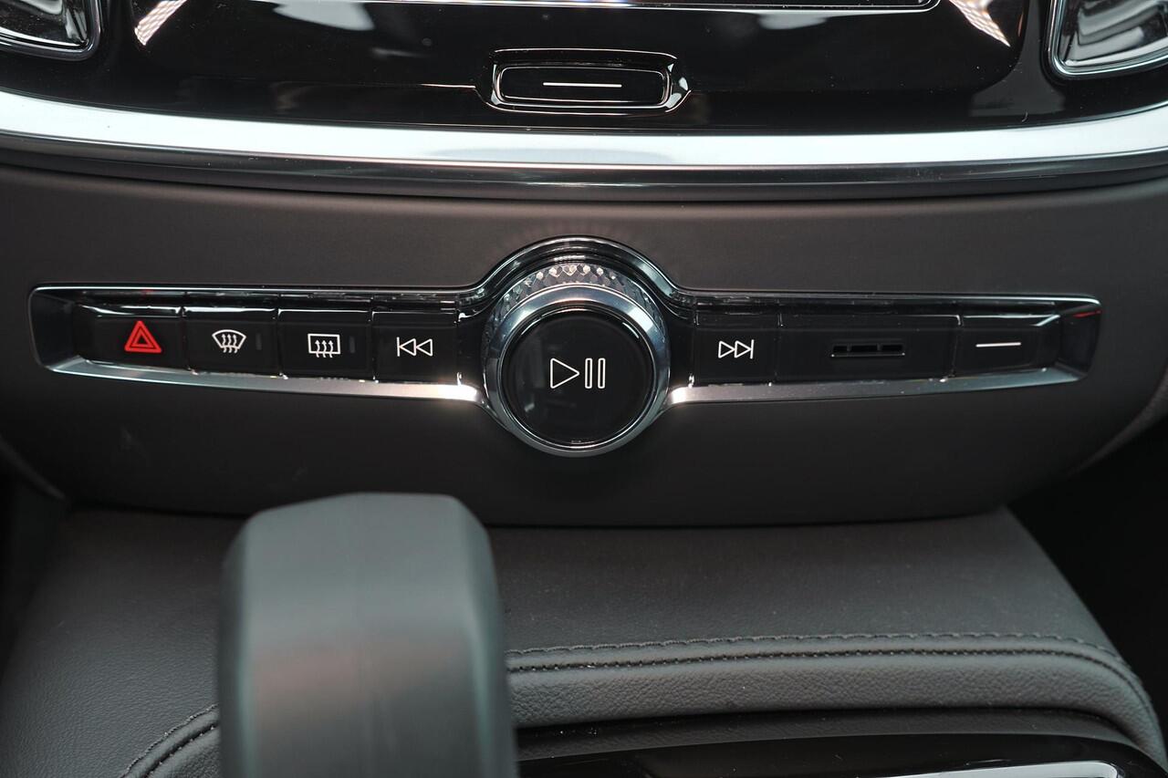 Volvo V60 T6 Recharge AWD Plus Dark - IntelliSafe Assist & Surround - 360º Camera - Harman/Kardon audio - Adaptieve LED koplampen - Verwarmde voorstoelen, stuur & achterbank - Parkeersensoren voor & achter - Elektr. bedienb. voorstoelen met geheugen - Extra getint 