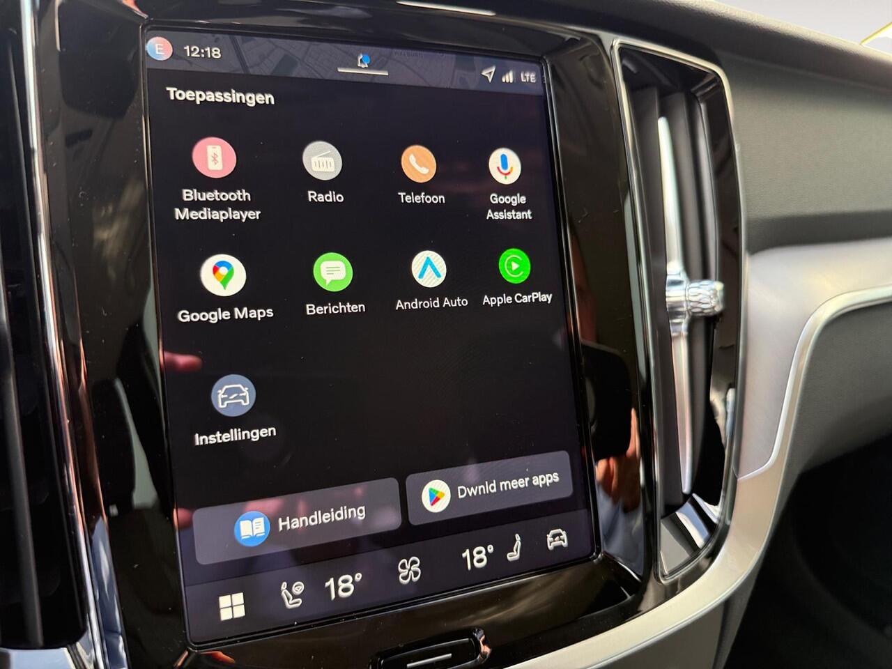 Volvo V60 2.0 T6 Plug-in hybrid AWD Essential | Stoel- en stuurwiel verwarming | Dode hoek detectie | Achteruitrijcamera |