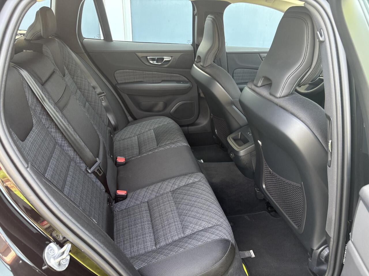 Volvo V60 2.0 B3 Essential Edition | Trekhaak | Adaptieve cruise control | Stoel-stuurwiel-achterbankverwarming | Parkassist voor en achter | Parkeercamera | BLIS |