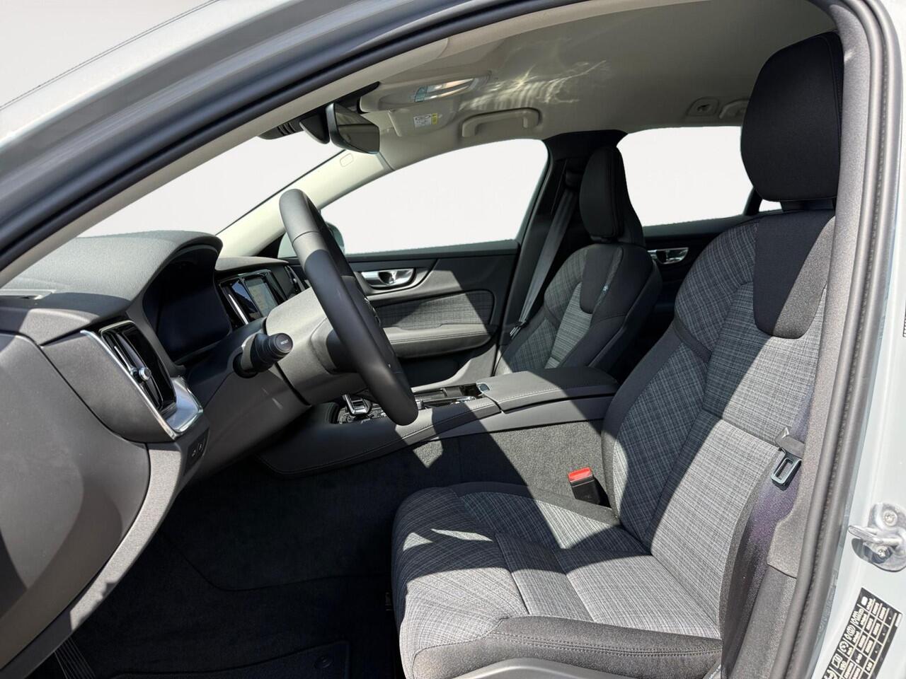 Volvo V60 2.0 T6 Plug-in hybrid AWD Essential | Stoel- en stuurwiel verwarming | Dode hoek detectie | Achteruitrijcamera |